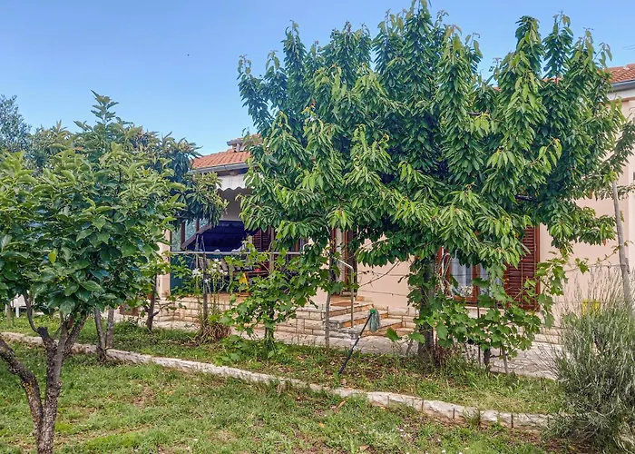 2 Bedroom Amazing Home In Pridraga